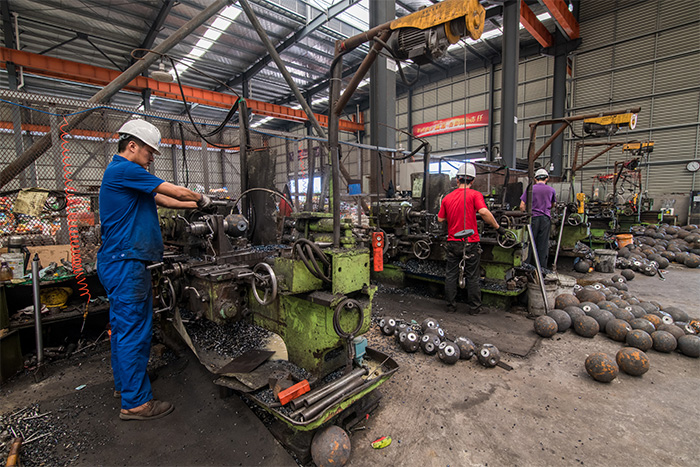 新密网架配件车间